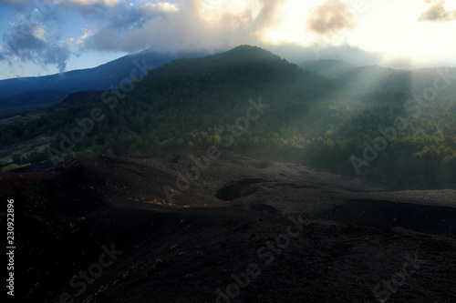 Φωτογραφία Dramatic Light On Volcanic Landscape