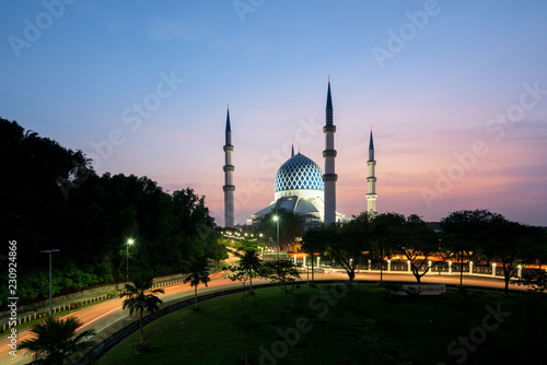 Tableau sur toile Salahuddin Abdul Aziz Shah Mosque (also known as the Blue Mosque, Malaysia) during sunrise located at Shah Alam, Selangor, Malaysia