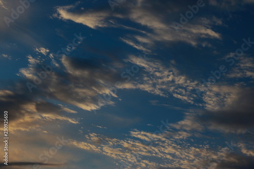 黄金色に輝く神々しい幻想的な夕焼け空に映える入道雲と地平線 © Arao No Art
