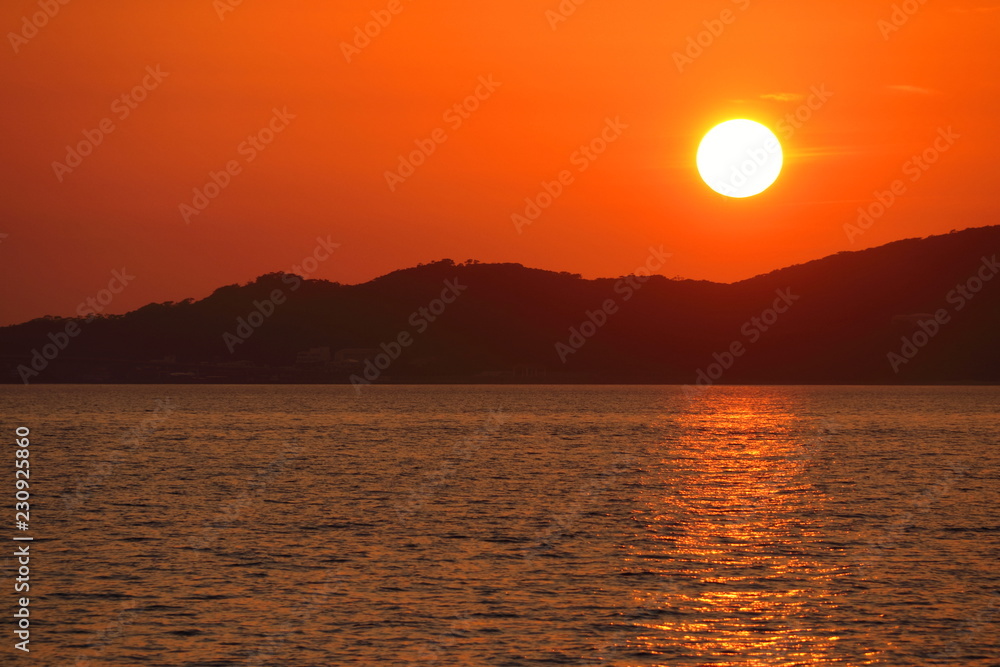 慶留間島に沈む夕日