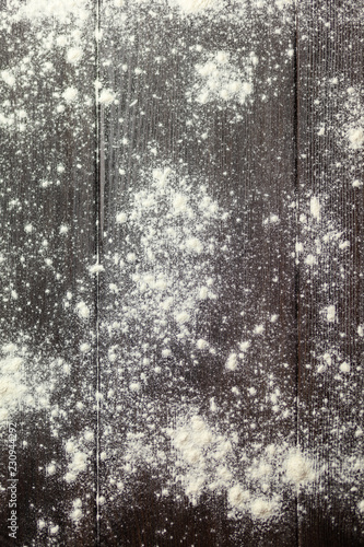 Fotografi Festive background of dark wood, sprinkled with flour, imitation of snow