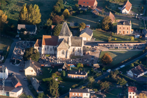 vue aérienne de l'église d'Illeville-sur-Montfort en Seine Maritime en France