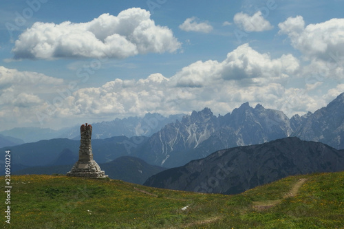 Włochy, Dolomity - na szlaku wokół Tre Cime, widok z postumentem photo