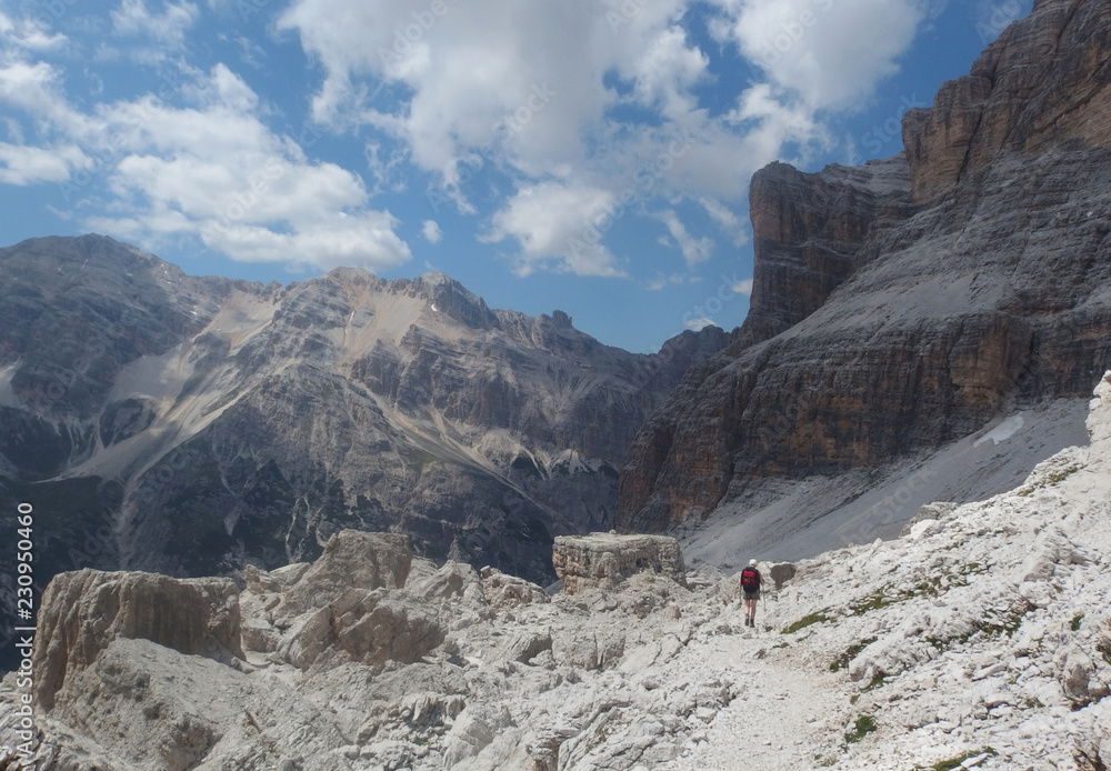 Włochy, Dolomity - na trasie wokół Tofany di Rozes, widok z turystką