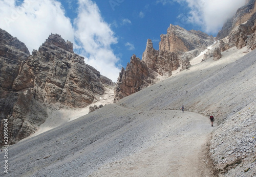 Włochy, Dolomity - na trasie wokół Tofany di Rozes, widok z turystami photo