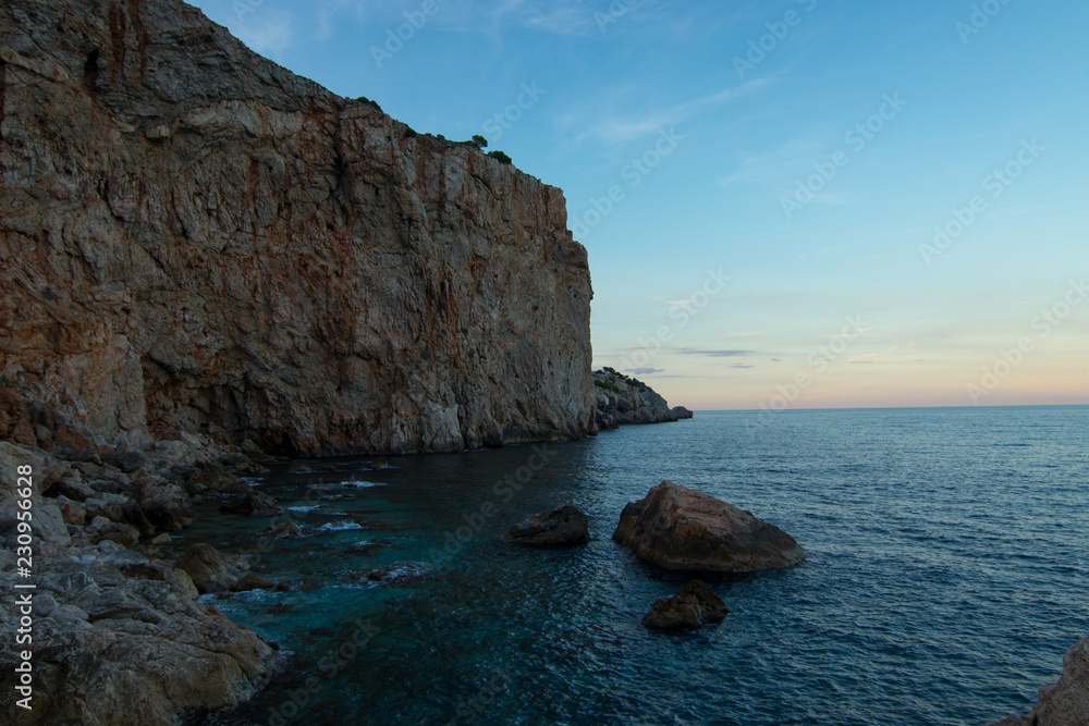 playa con rocas y cielo