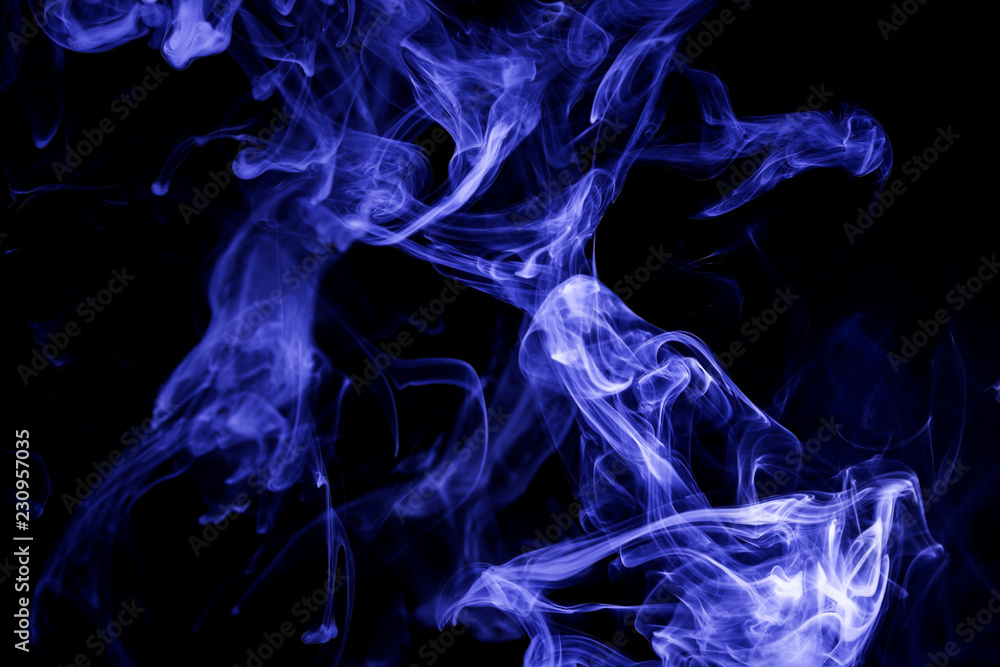 Fototapeta premium Niebieski dym na czarnym tle