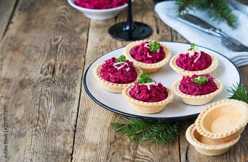 Obraz na płótnie Tartlets with beetroot and cheese on a plate