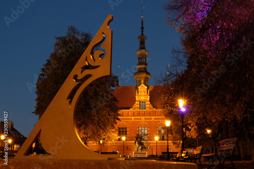 Polska, Gdańsk - Ratusz Staromiejski i pomnik Heweliusza na Starym Mieście nocą