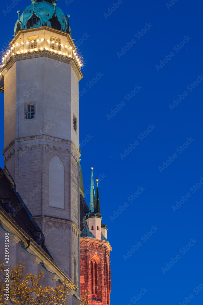 Fototapeta premium Türme Halle Saale am Abend zu Weihnachten