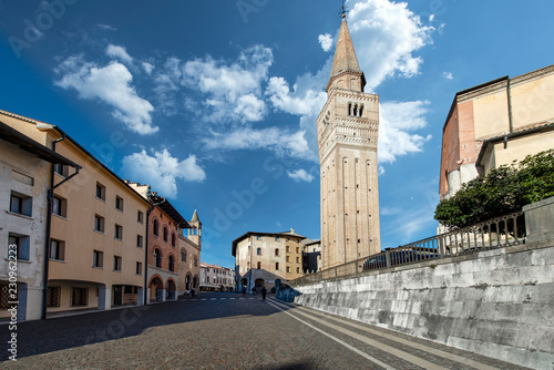Pordenone centro storico, con il Duomo concattedrale San Marco e la loggia comunale