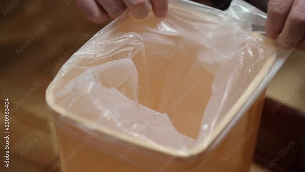 Garbage bag replacement in small kitchen trash can swing bin Garbage bag replacement in small kitchen trash can swing bin