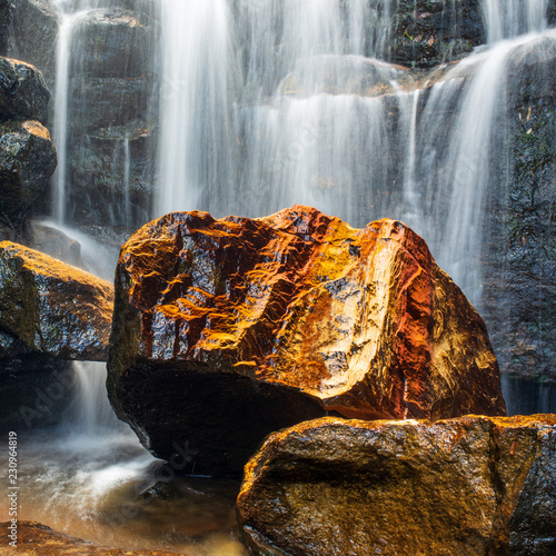 Fotografia Golden rock at Wentworth Falls.