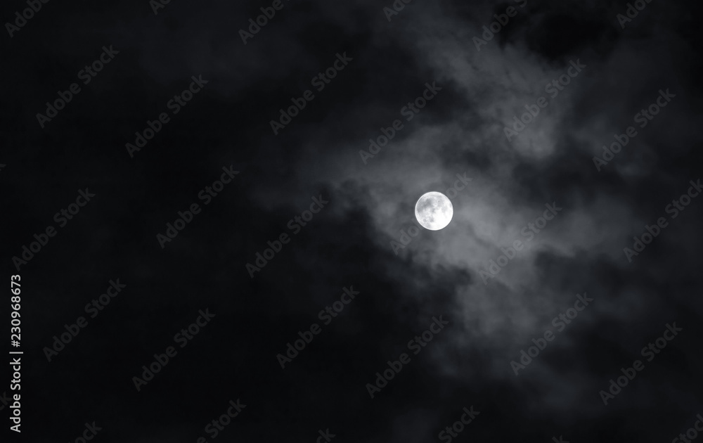Full moon with dark clouds in the night sky - obrazy, fototapety, plakaty 