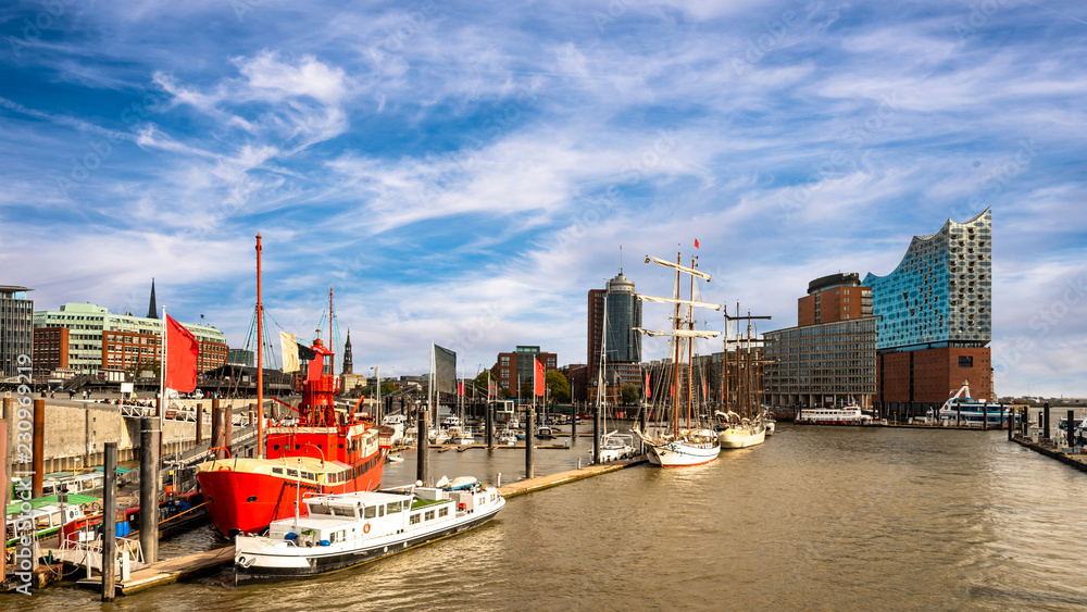 Naklejka premium Panorama Hamburg Hafen Kehrwiederspitze