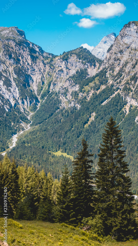 Smartphone HD wallpaper of alpine view at the Zwoelferkopf summit