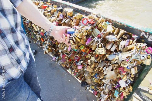 Fototapeta Naklejka Na Ścianę i Meble -  Paris Love Bridge