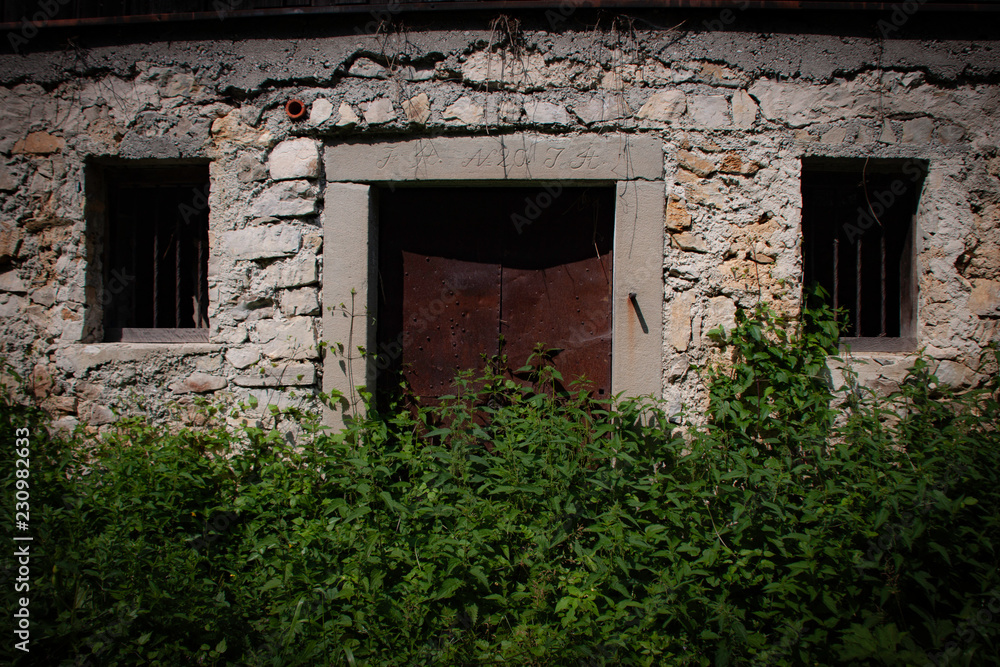 Gemäuer, Eingang in ein altes Haus, verfallener Eingang in Ruine Gemäuer, Eingang in ein altes Haus, verfallener Eingang in Ruine