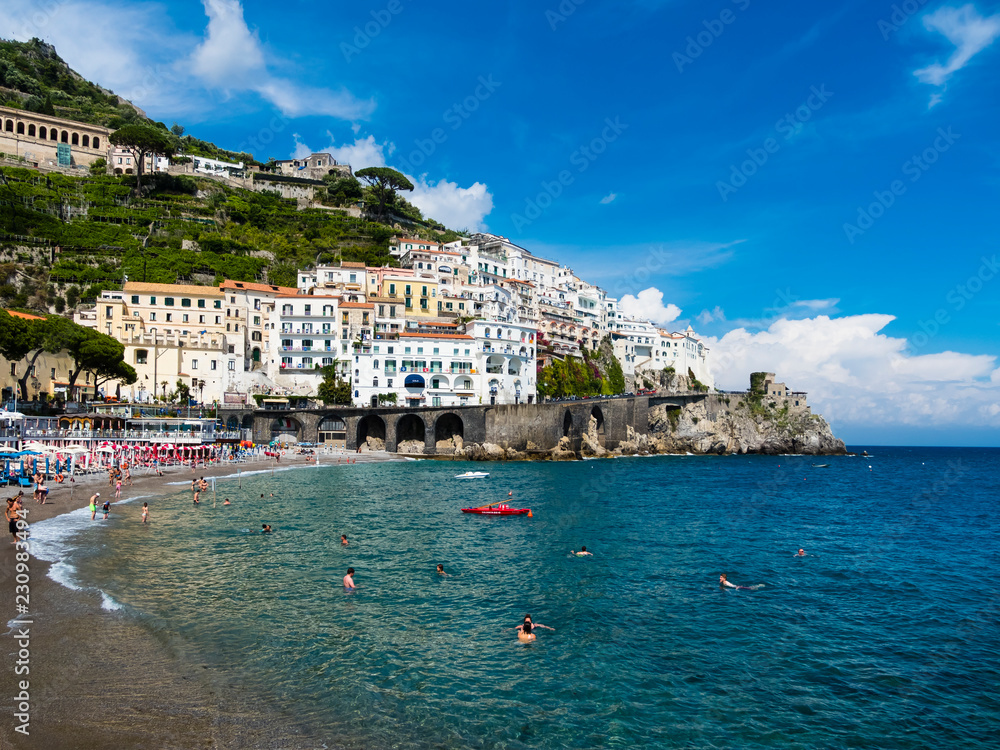 Italien, Kampanien, Amalfiküste, Halbinsel von Sorrent, Costiera Amalfitana,  Unesco Weltkulturerbe, Altstadt und Strand von Amalfi