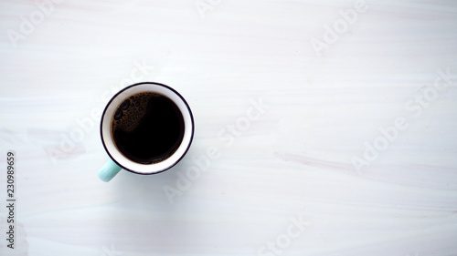 Miętowy kubeczek z kawą na białym kuchennym tle photo