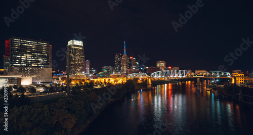 Wundersch  ne Skyline von Nashville  Tennessee bei Nacht mit vielen Lichtern