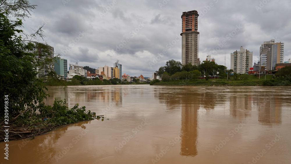 Fototapeta premium Stadtansicht von Blumenau am Itajai-Fluss bei Hochwasser