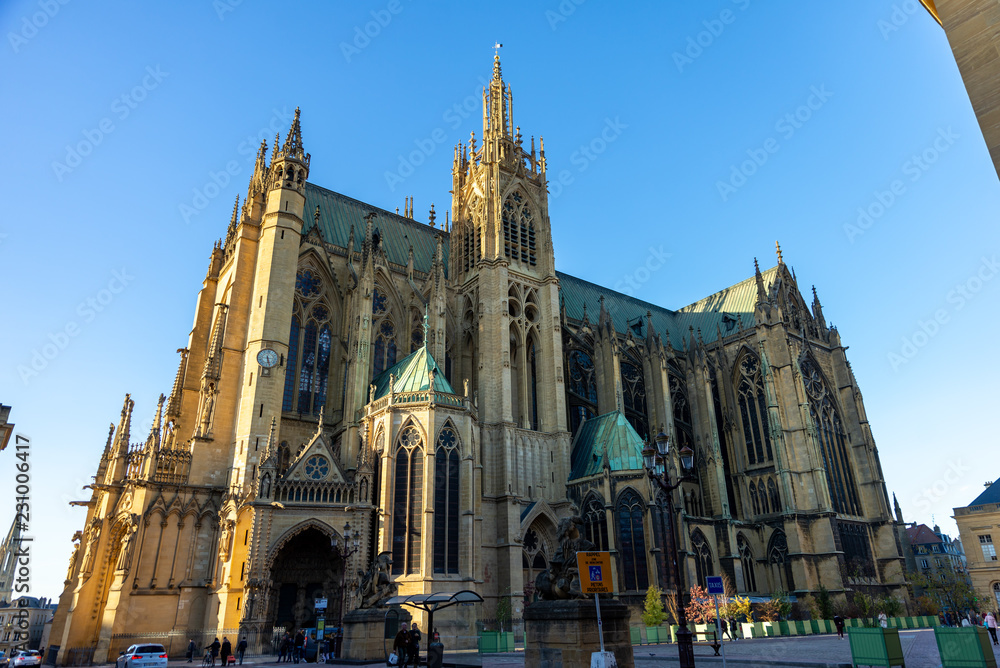 Vue lumineuse de la cathédrale de Metz