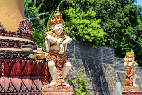 Statue du monastère temple Brahma Vihara Arama, Bali, Indonésie photo