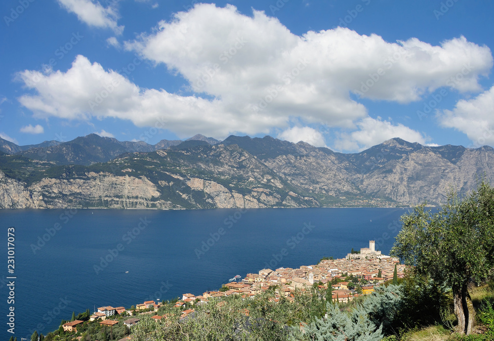 Blick auf den Urlaubsort Malcesine am Gardasee,Italien