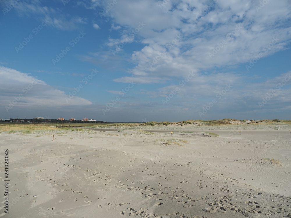 Sankt Peter-Ording - Pfahlbauten, Salzwiesen, Strandkörbe und Strand an der Nord
seeküste am Nationalpark Wattenmeer