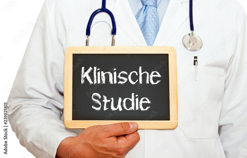 Klinische Studie, Arzneimittel Prüfung, Arzt oder Doktor mit Kreidetafel Stethoskop und Arztkittel auf weißem Hintergrund Klinische Studie, Arzneimittel Prüfung, Arzt oder Doktor mit Kreidetafel Stethoskop und Arztkittel auf weißem Hintergrund