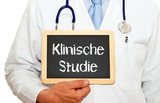 Klinische Studie, Arzneimittel Prüfung, Arzt oder Doktor mit Kreidetafel Stethoskop und Arztkittel auf weißem Hintergrund