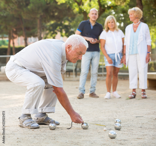 Fotografía Mature people playing bocce