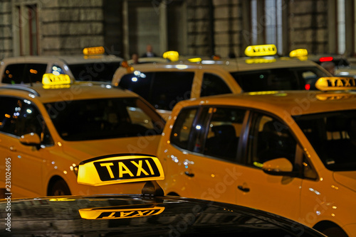 Viele Taxis warten an einem Taxistand vor dem Hauptbahnhof in Nürnberg, Bayern, Deutschland