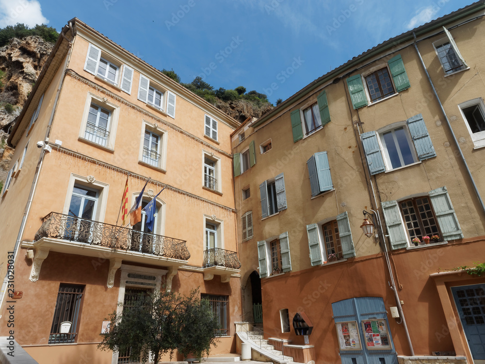 Le village de Cotignac dans le Var en Provence verte. Place de la Mairie