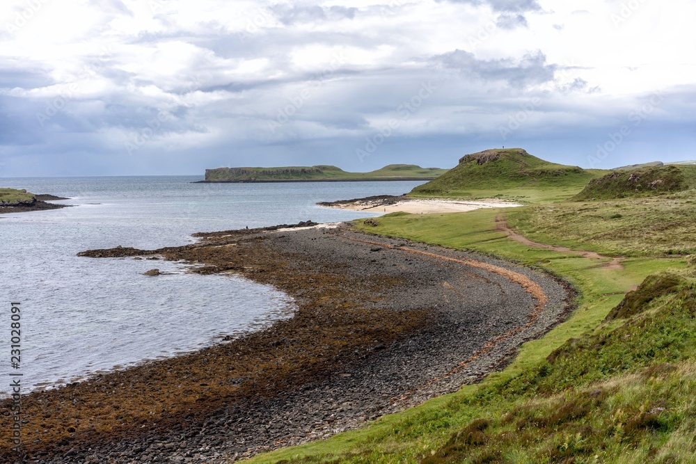 Im Nord-Westen der Insel Skye in Schottland verlassener Strand an grünen Gügeln Im Nord-Westen der Insel Skye in Schottland verlassener Strand an grünen Gügeln