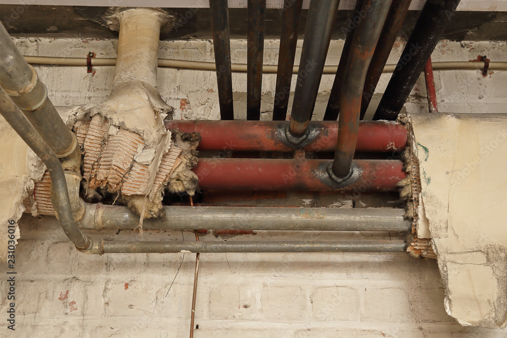 ancienne isolation tuyaux chauffage, problème d'amiante Photos | Adobe Stock