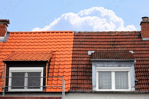 Doppelhaus mit altem Dach und mit renoviertem Dach