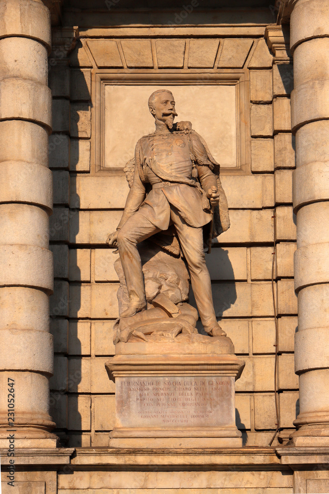 statua sul palazzo di città o palazzo civico a torino in piemonte in italia statua sul palazzo di città o palazzo civico a torino in piemonte in italia