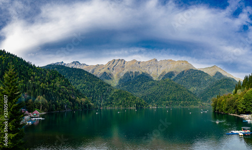 Fototapeta Naklejka Na Ścianę i Meble -  Озеро в горах