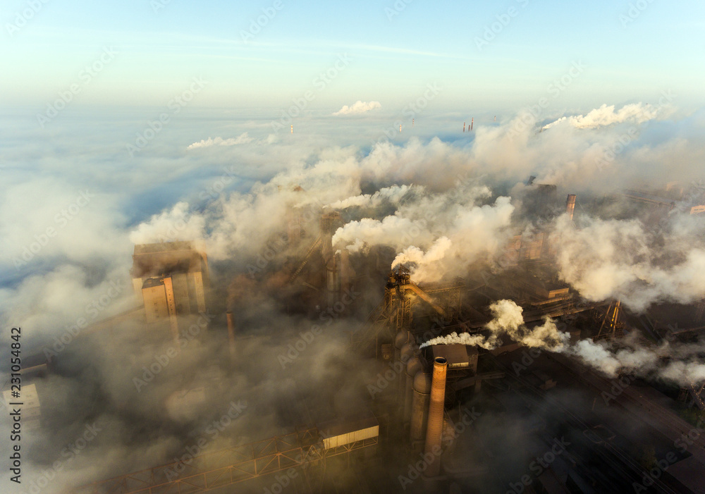 Obraz premium Industrial city of Mariupol, Ukraine, in the smoke of industrial plants and fog at dawn.