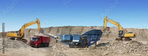 The process of crushing and sorting of breakstone photo