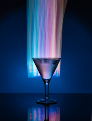 Sierkussen Bar Martiniglas tegen kleurrijke neonlichten  © nikolaskus
