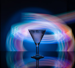 Sierkussen Bar Martiniglas voor kleurrijke neonverlichting  © nikolaskus