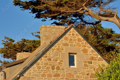 Pignon en pierre de granit d'une maison typique en Bretagne