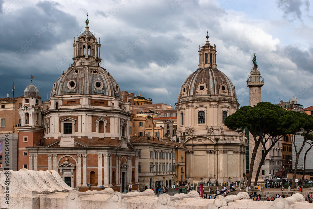 Rome. Église Santa Maria di Loreto, colonne Trajane et église del Santissimo Nome di Maria al Foro Traiano par temps orageux