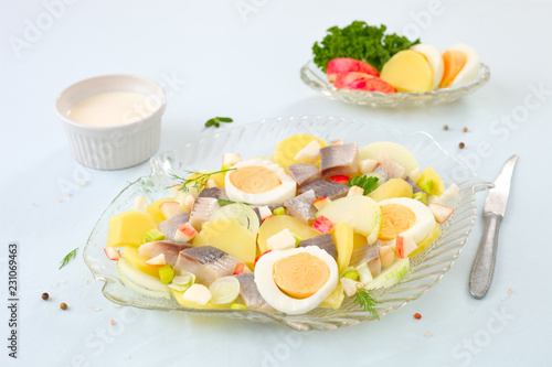 Salat mit Matjes und Ei