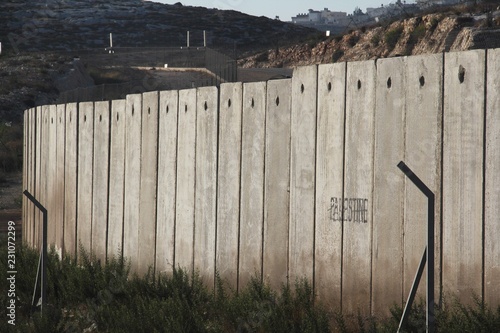 Φωτογραφία A section of the concrete Israeli West Bank barrier wall, with the world Palest