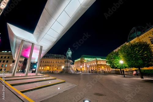 Plateau vor dem Museum Albertina in der Altstadt von Wien mit Blick auf die Wiener Staatsoper im Hintergrund bei Nacht