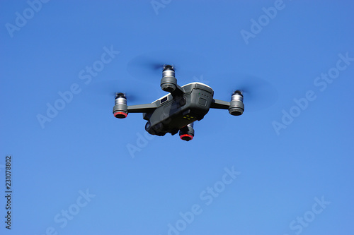 Drohne im Flug vor blauem Himmel © Erik